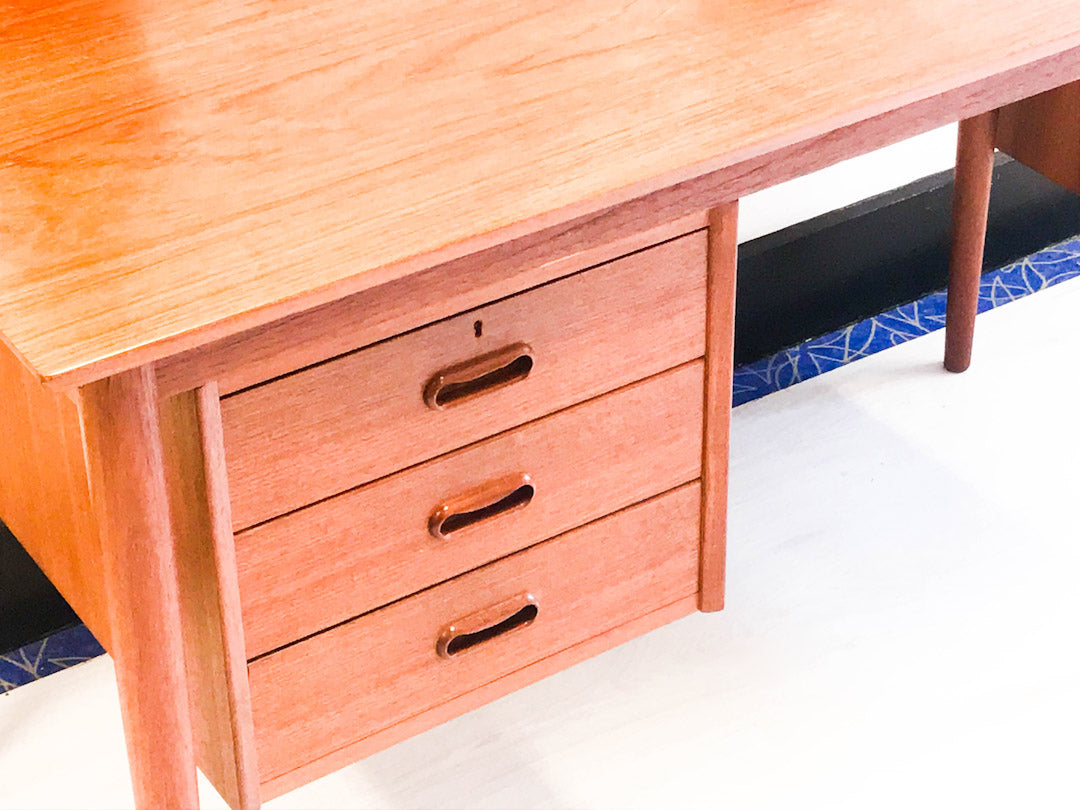 Arne Vodder vintage bureau van teakhout fineer met inklapbaar blad Deens design uit de jaren '60
