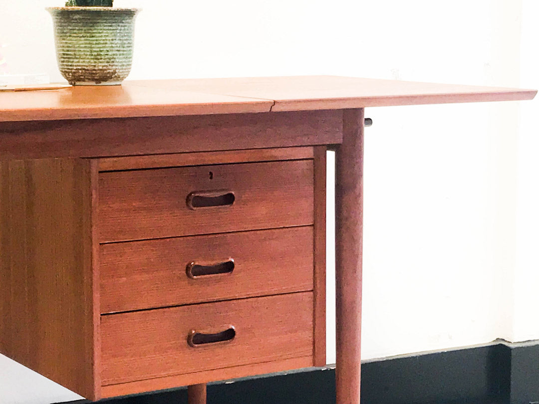 Arne Vodder vintage bureau van teakhout fineer met inklapbaar blad Deens design uit de jaren '60