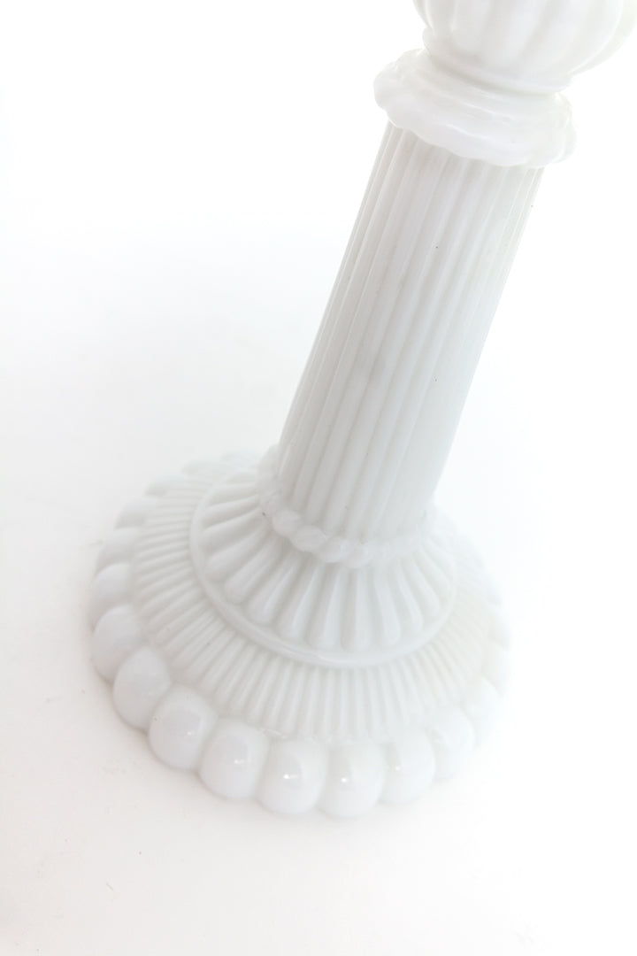 Art Deco kandelaars van wit opaalglas Vallerysthal Frankrijk