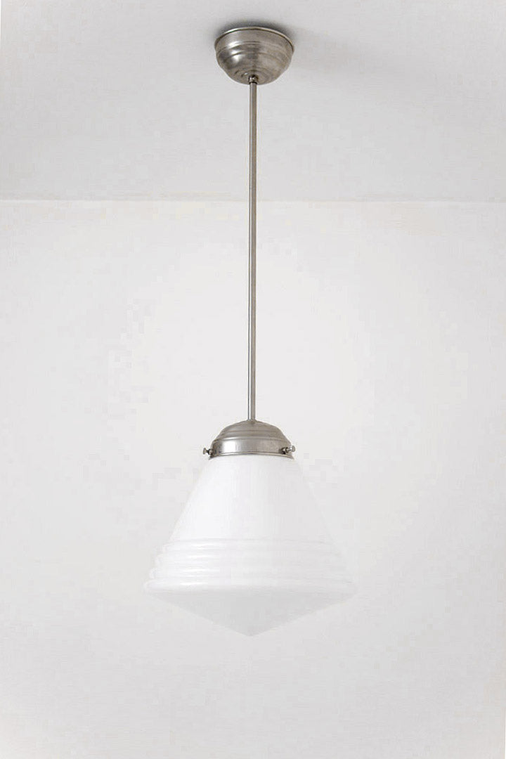 Art Deco schoollamp uit de jaren 30 met metalen pendel en opaline kelk