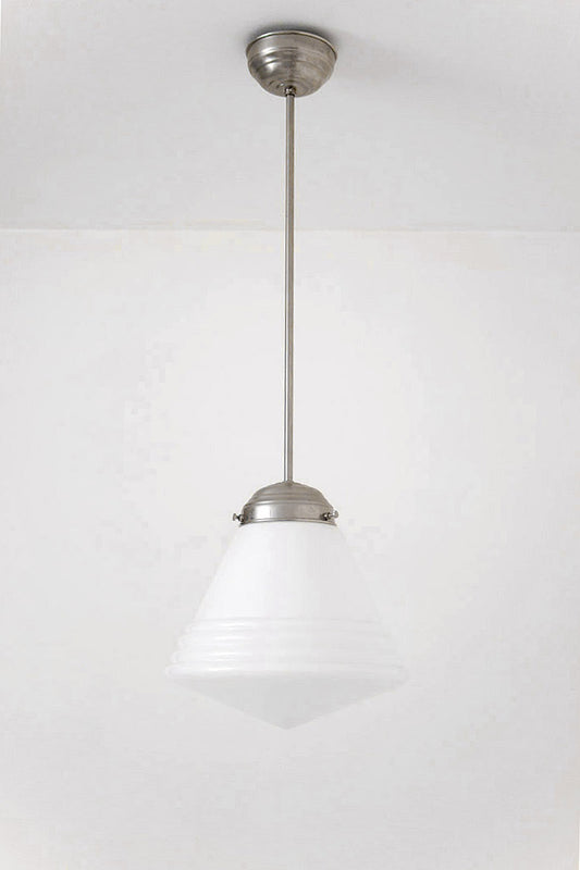 Art Deco schoollamp uit de jaren 30 met metalen pendel en opaline kelk