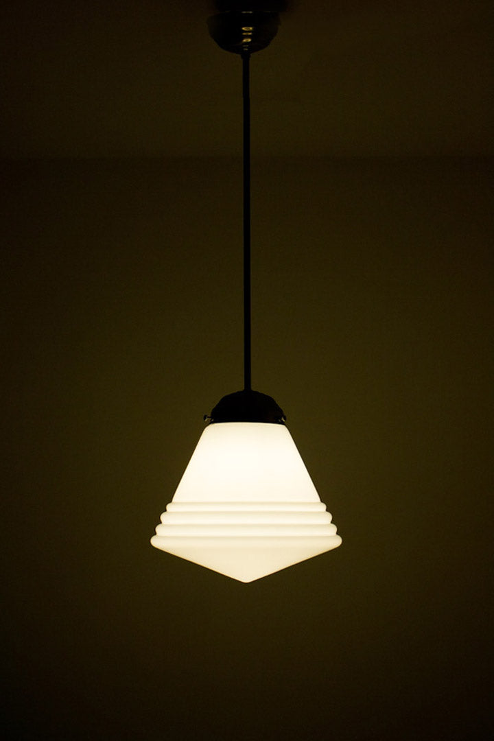 Art Deco schoollamp uit de jaren 30 met metalen pendel en opaline kelk