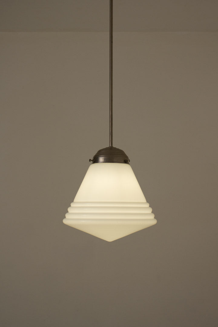 Art Deco schoollamp uit de jaren 30 met metalen pendel en opaline kelk