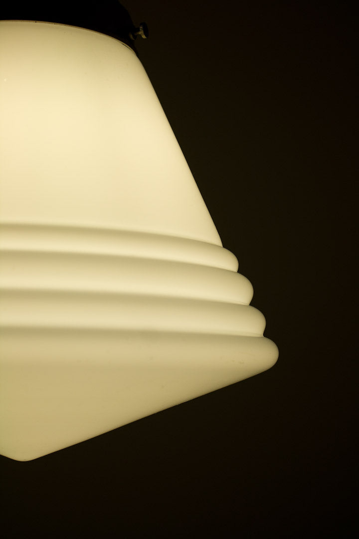 Art Deco schoollamp uit de jaren 30 met metalen pendel en opaline kelk