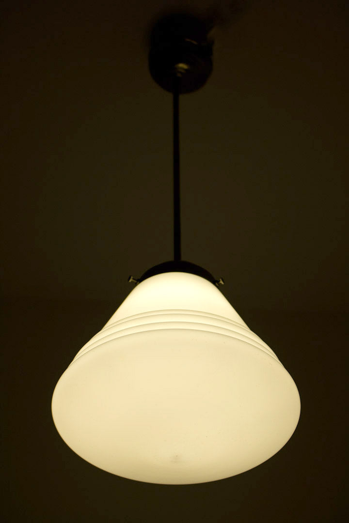 Art Deco schoollamp uit de jaren 30 met metalen pendel en opaline kelk