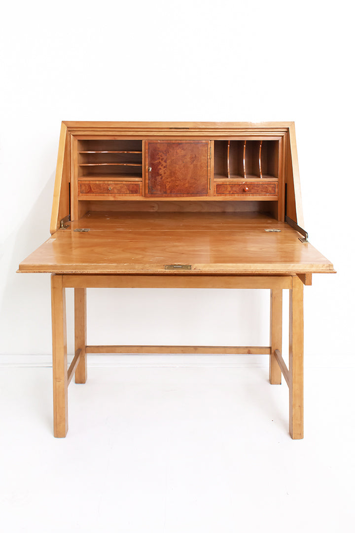 Art Deco secretaire met bijzonder Karelisch berkenhout