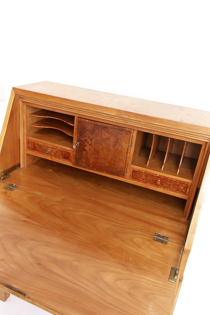 Art Deco secretaire met bijzonder Karelisch berkenhout