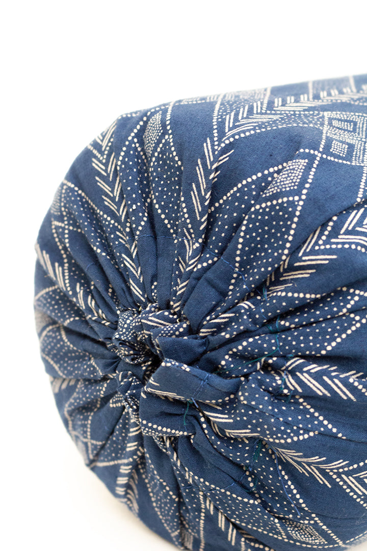 Blauw rolkussen bantal buling Indonesië gemaakt van vintage batik stof