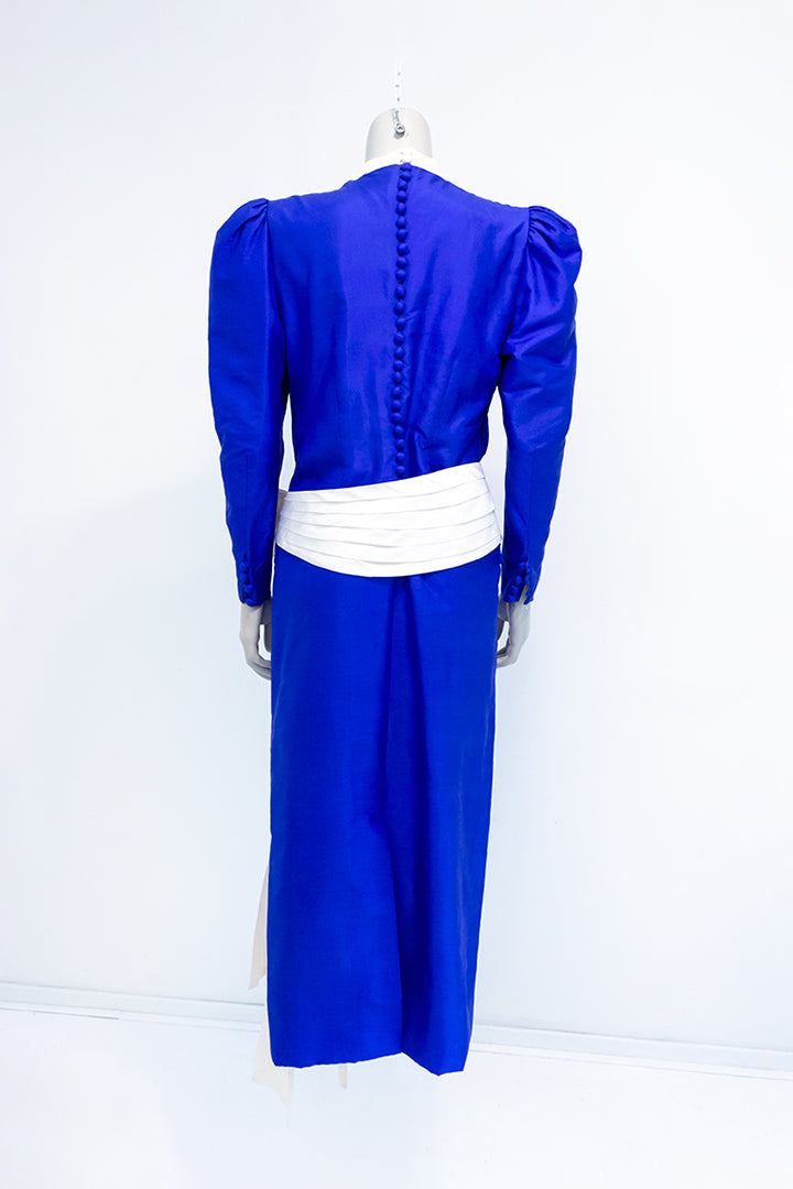 Blauwe jurk van zijde met grote crèmekleurige strik Fong Leng jaren 80