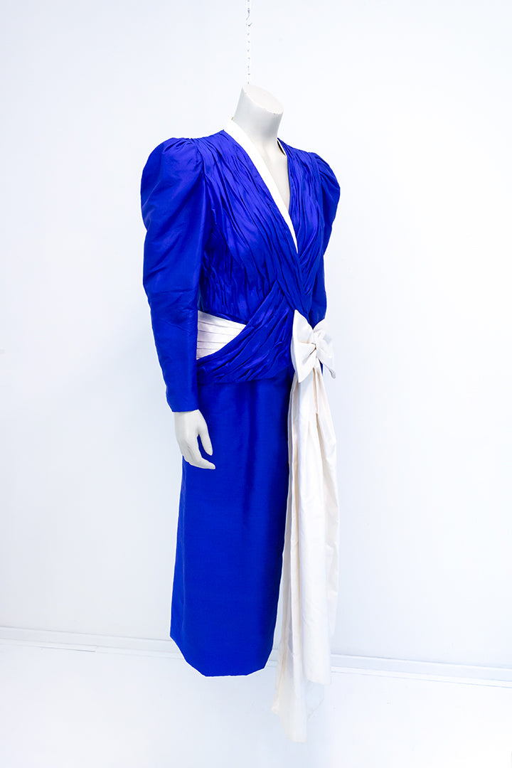 Blauwe jurk van zijde met grote crèmekleurige strik Fong Leng jaren 80