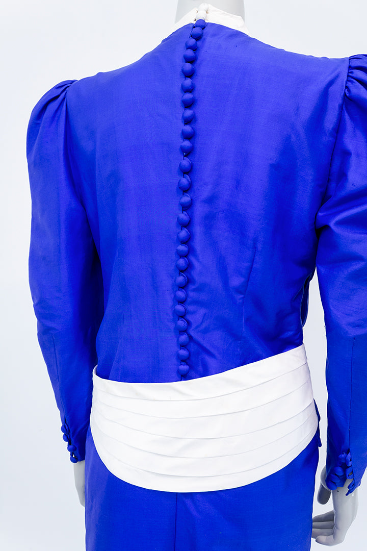 Blauwe jurk van zijde met grote crèmekleurige strik Fong Leng jaren 80