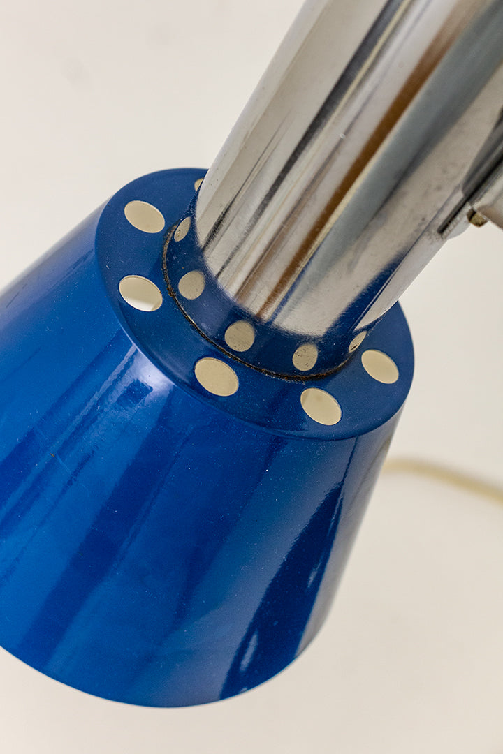 Blauwe vintage bureaulamp met verchroomde details