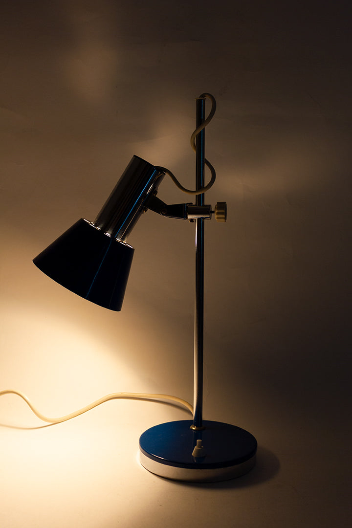 Blauwe vintage bureaulamp met verchroomde details