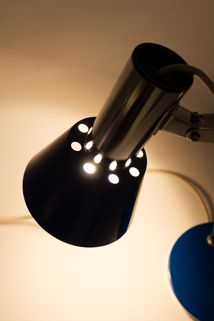 Blauwe vintage bureaulamp met verchroomde details