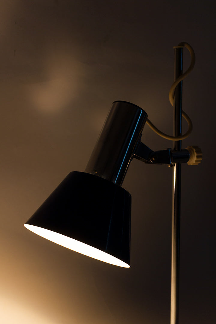Blauwe vintage bureaulamp met verchroomde details