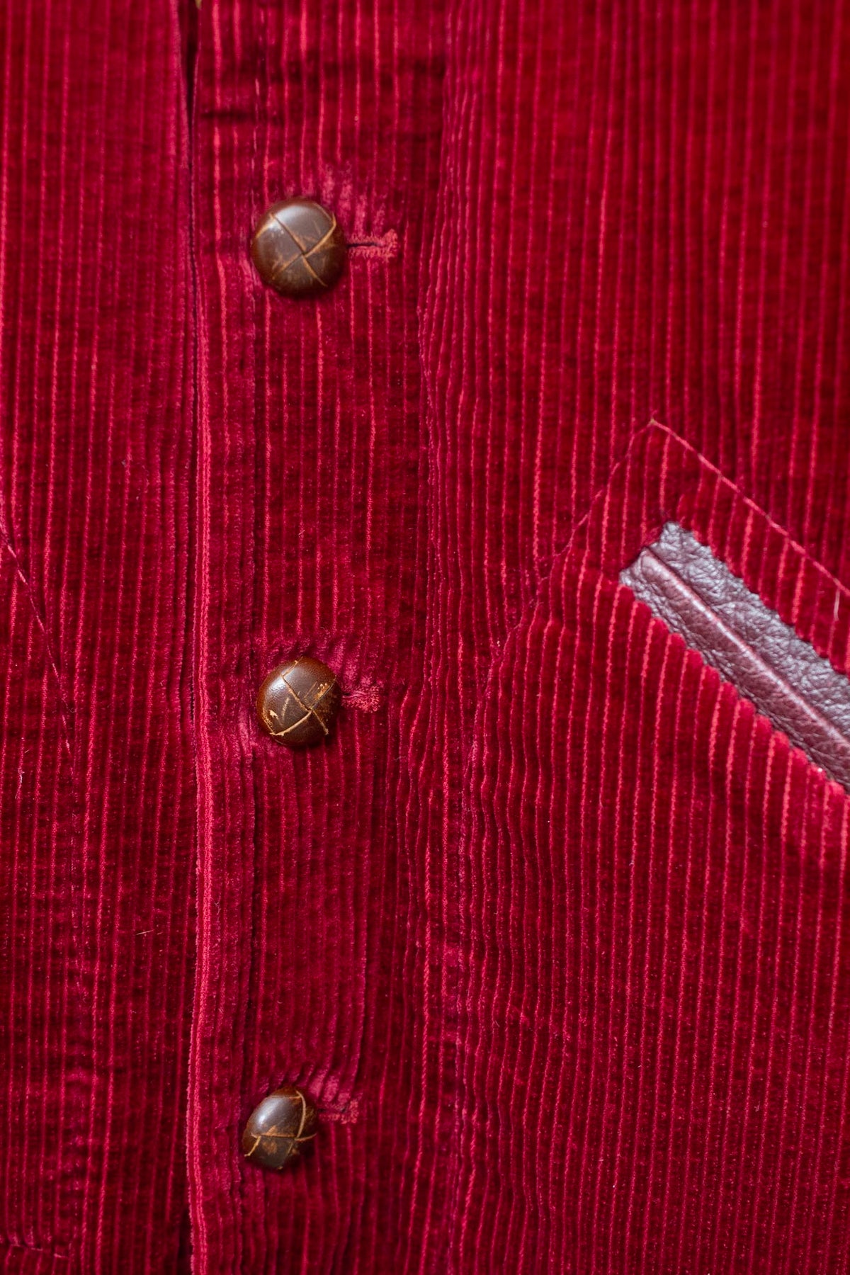 Bordeauxrode corduroy Marc Jacobs jas met faux fur en leer details