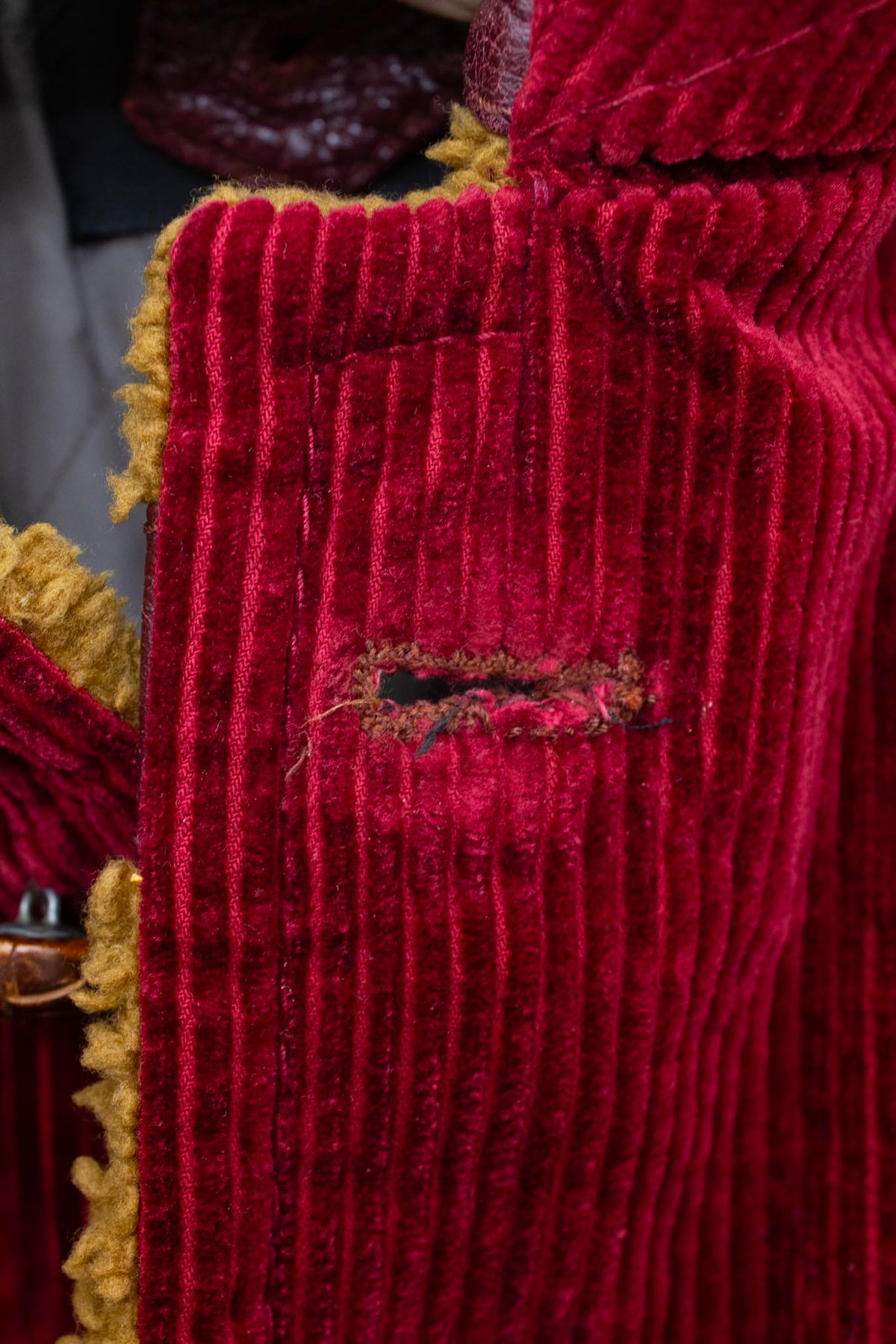 Bordeauxrode corduroy Marc Jacobs jas met faux fur en leer details