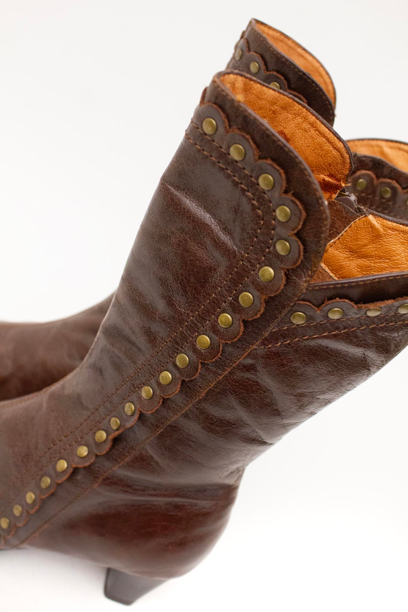 Bruine leren pointy studded laarsjes maat 36