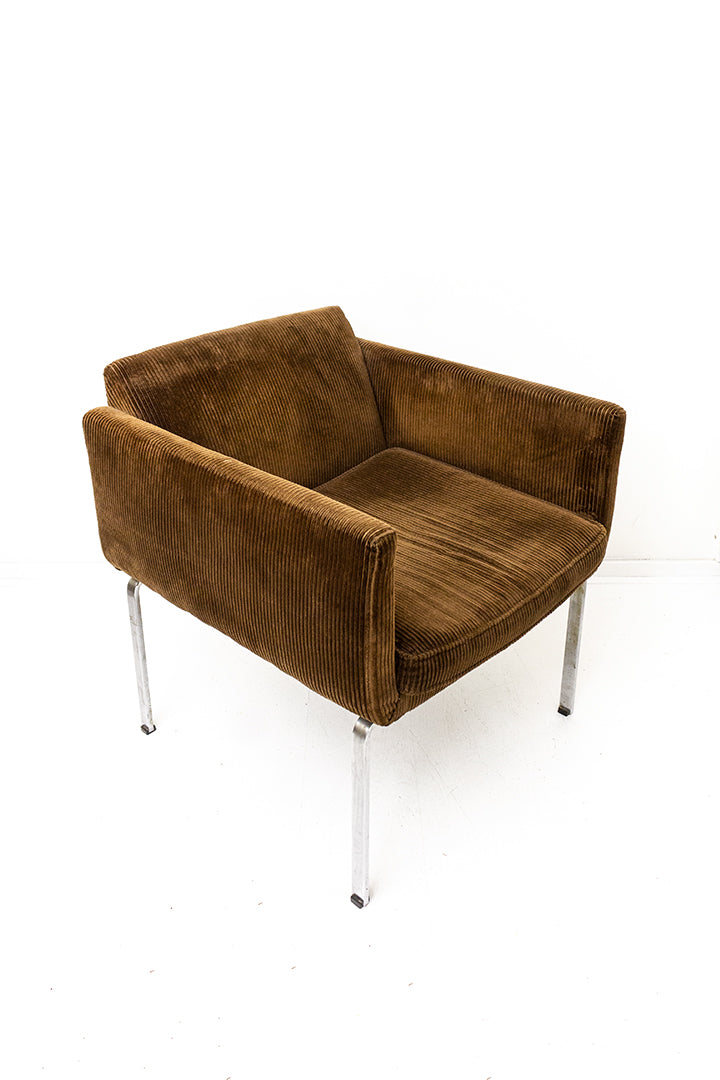 Bruine corduroy fauteuil op metalen poten jaren 70