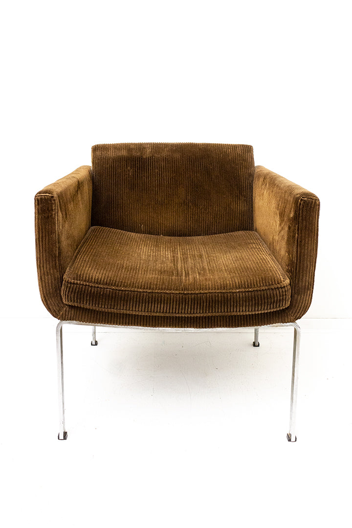 Bruine corduroy fauteuil op metalen poten jaren 70