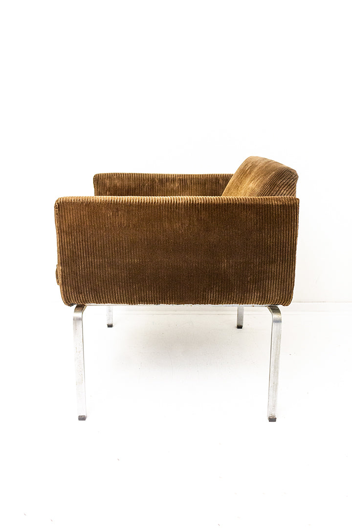 Bruine corduroy fauteuil op metalen poten jaren 70