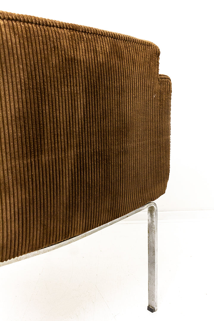 Bruine corduroy fauteuil op metalen poten jaren 70