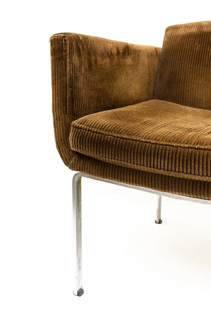Bruine corduroy fauteuil op metalen poten jaren 70