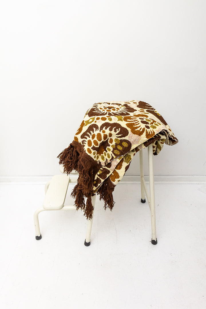 Bruine jaren 70 plaid met bloemenpatroon en franjes