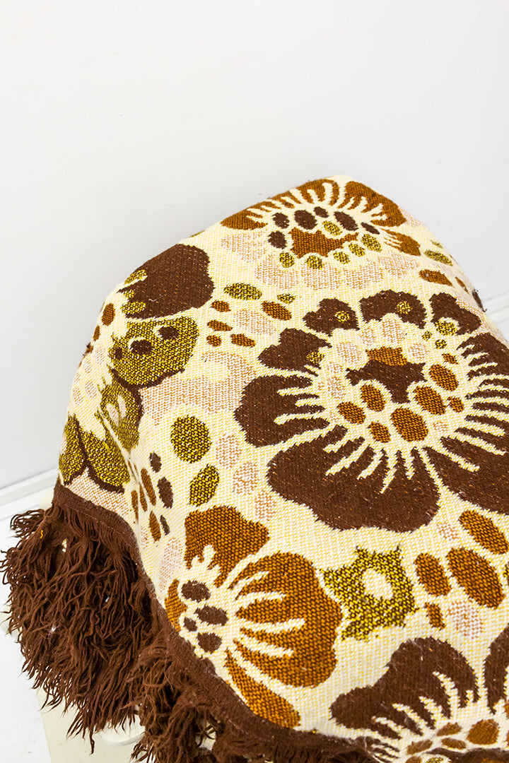Bruine jaren 70 plaid met bloemenpatroon en franjes