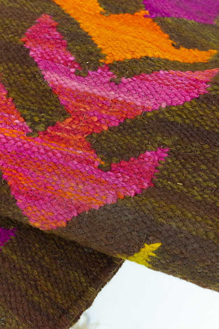 Bruine vintage loper met patroon van roze en gele pijlen