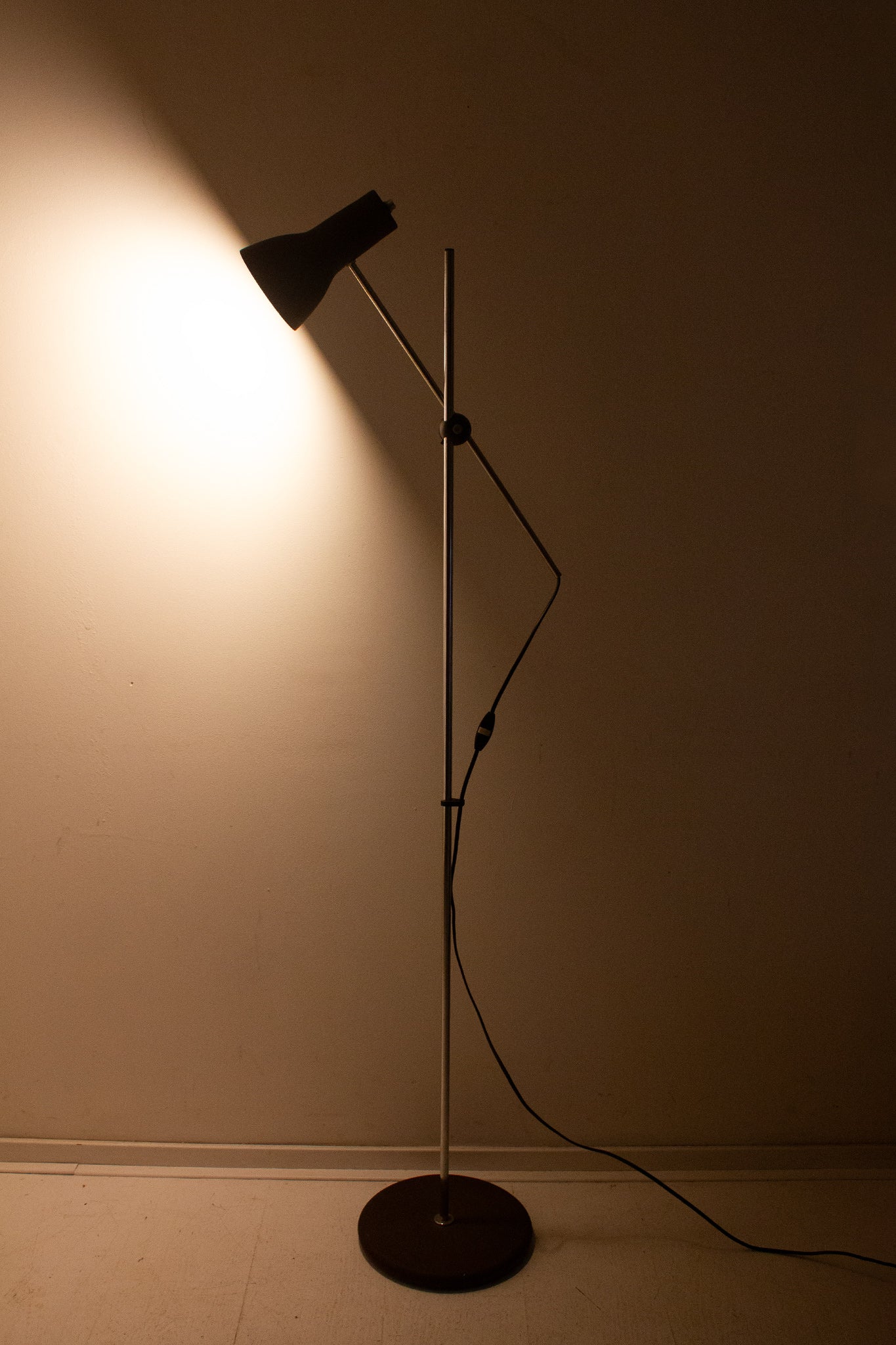 Metalen jaren 70 vloerlamp met bruine spot