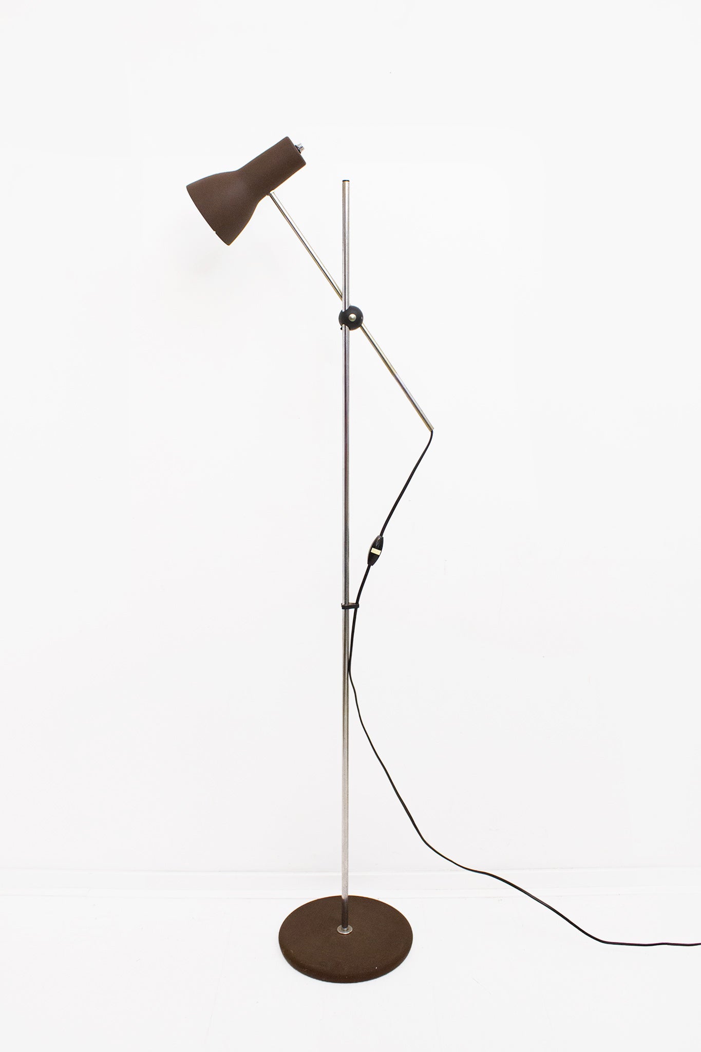 Metalen jaren 70 vloerlamp met bruine spot