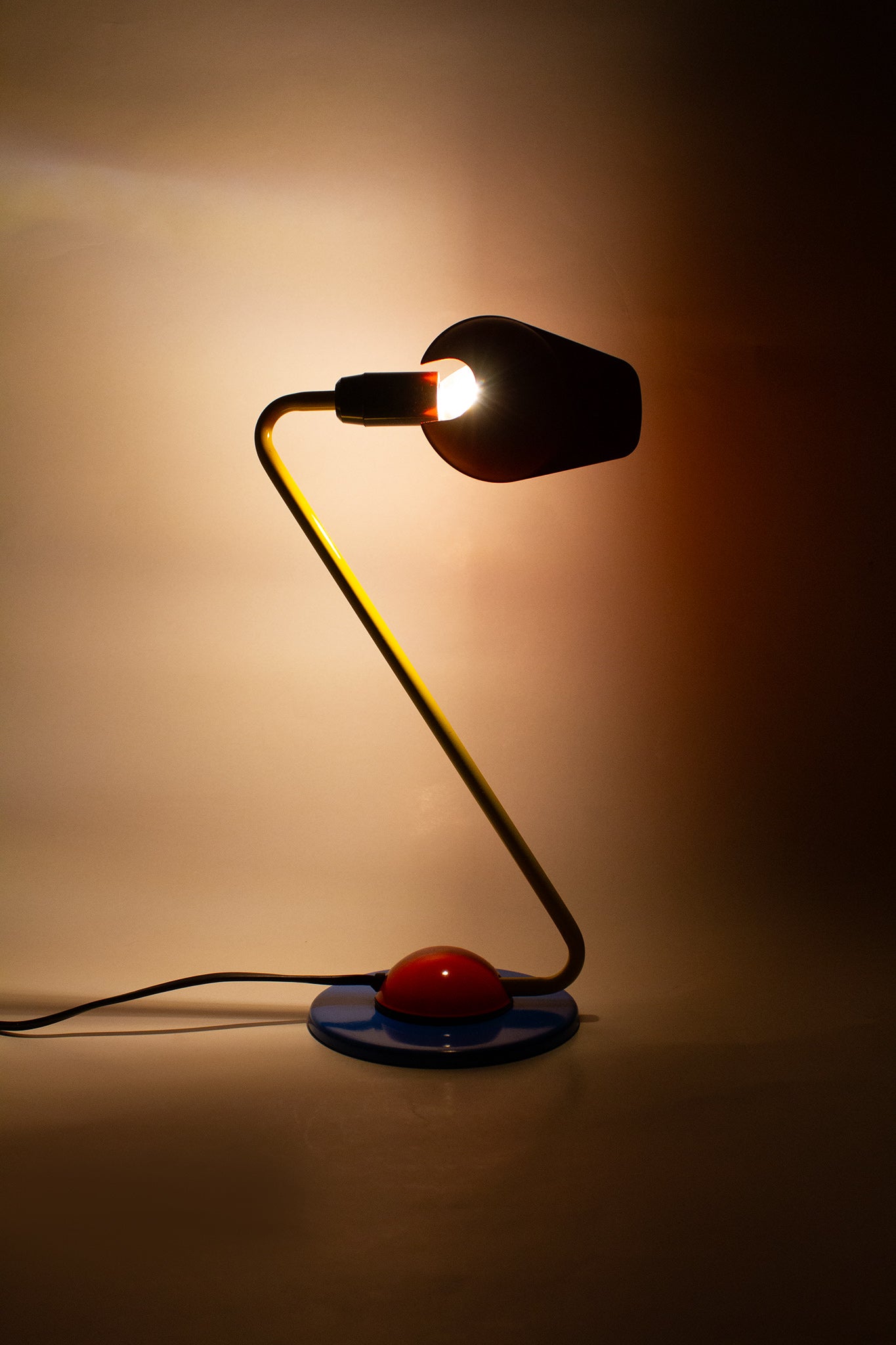 Jaren 80 Hema Memphis stijl bureaulamp met petje