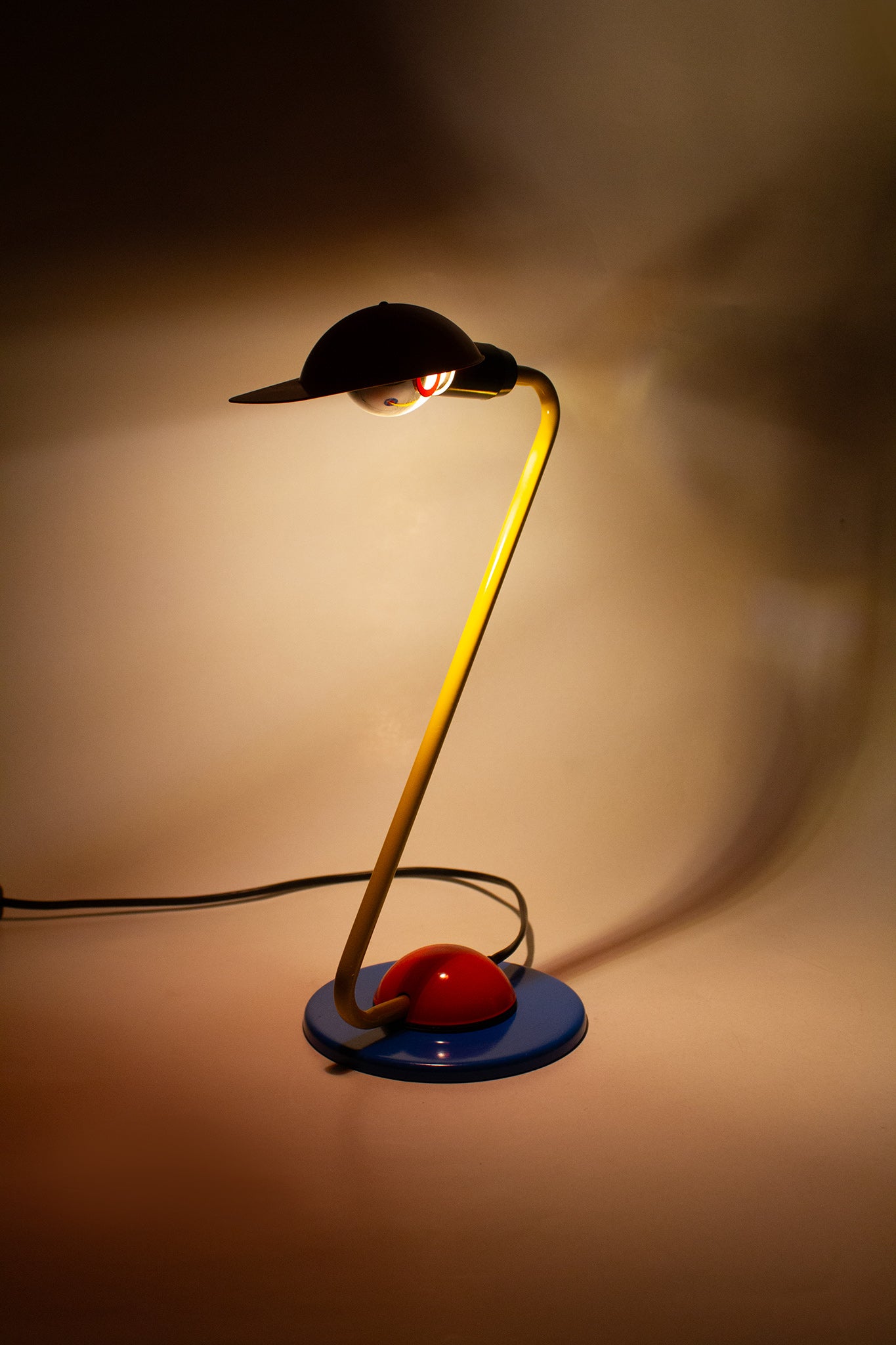 Jaren 80 Hema Memphis stijl bureaulamp met petje