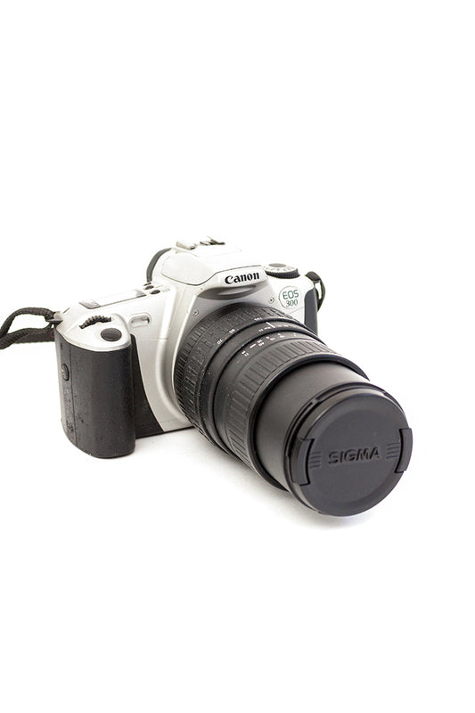 Canon EOS 300 analoge camera + zoomlens Sigma 70-210mm