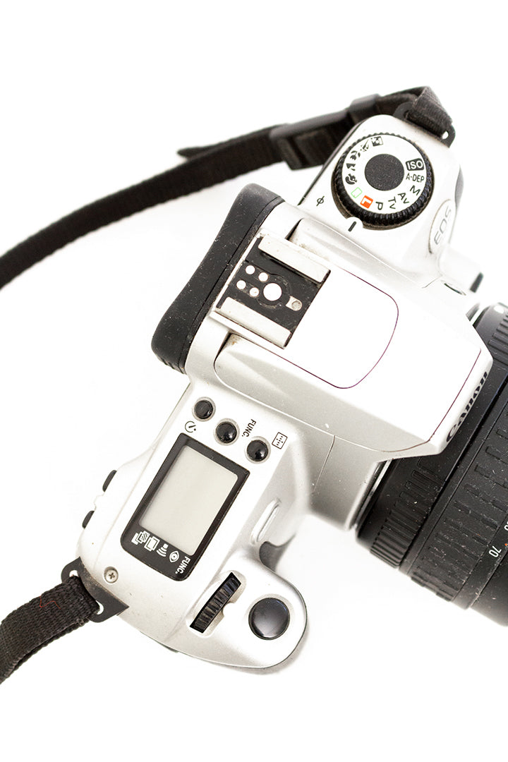 Canon EOS 300 analoge camera + zoomlens Sigma 70-210mm