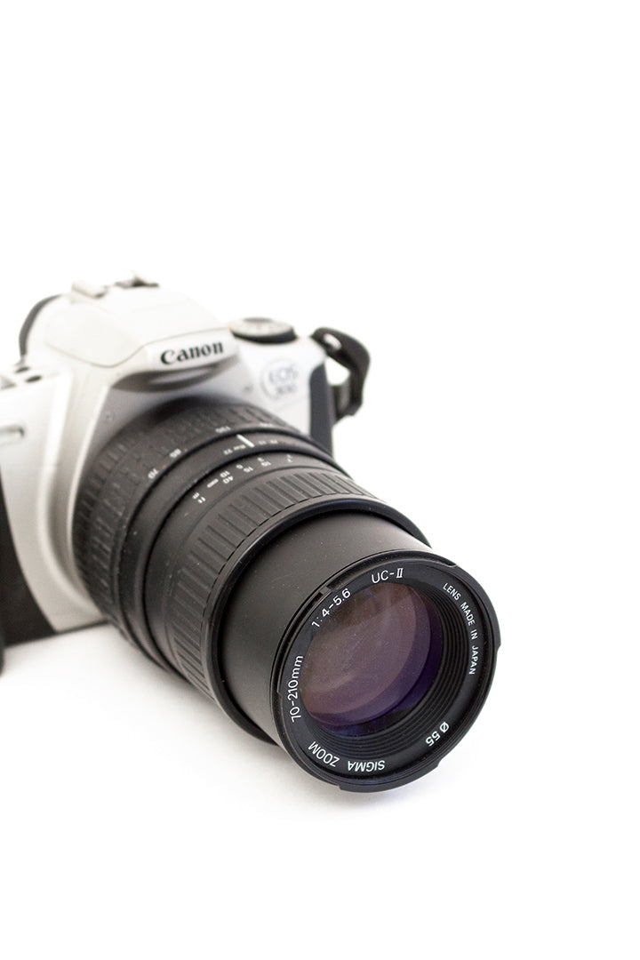 Canon EOS 300 analoge camera + zoomlens Sigma 70-210mm