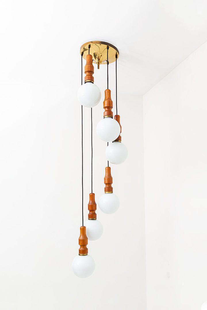 Cascade hanglamp met teakhouten fittingen en witte opaline bollen jaren 70