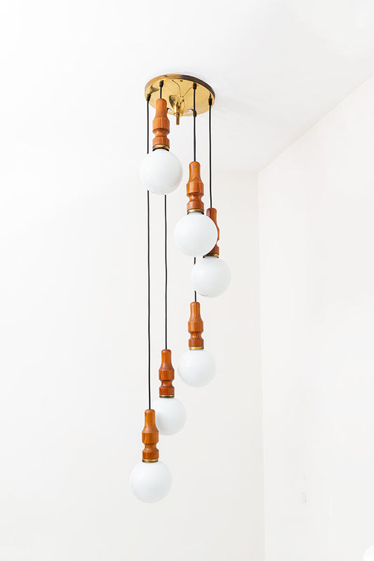Cascade hanglamp met teakhouten fittingen en witte opaline bollen jaren 70