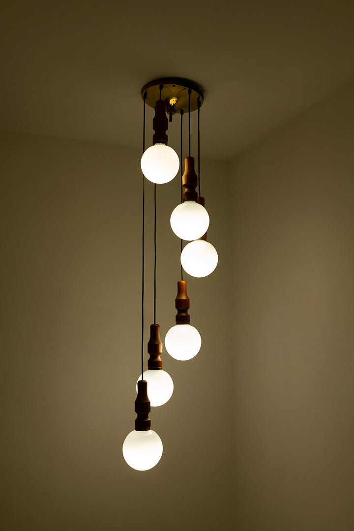 Cascade hanglamp met teakhouten fittingen en witte opaline bollen jaren 70