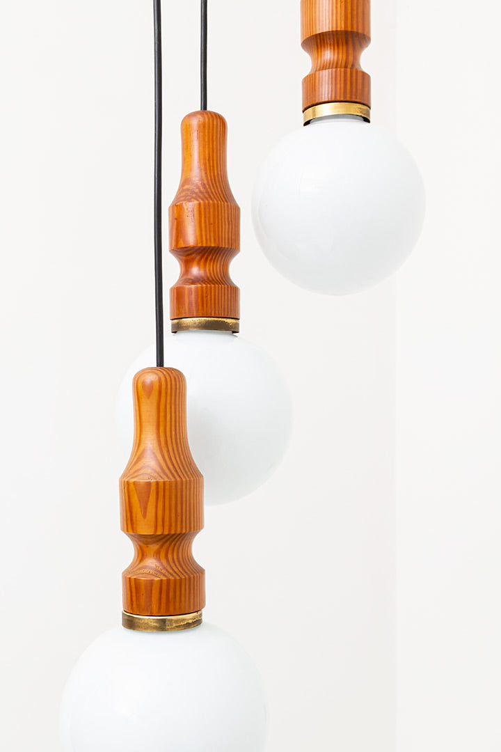 Cascade hanglamp met teakhouten fittingen en witte opaline bollen jaren 70