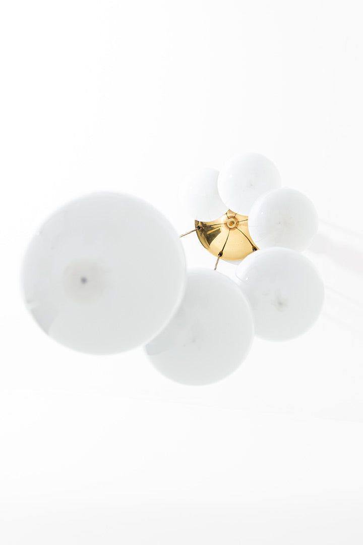 Cascade hanglamp met teakhouten fittingen en witte opaline bollen jaren 70