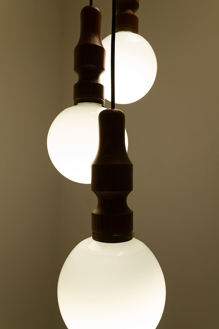 Cascade hanglamp met teakhouten fittingen en witte opaline bollen jaren 70