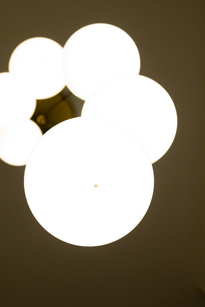Cascade hanglamp met teakhouten fittingen en witte opaline bollen jaren 70