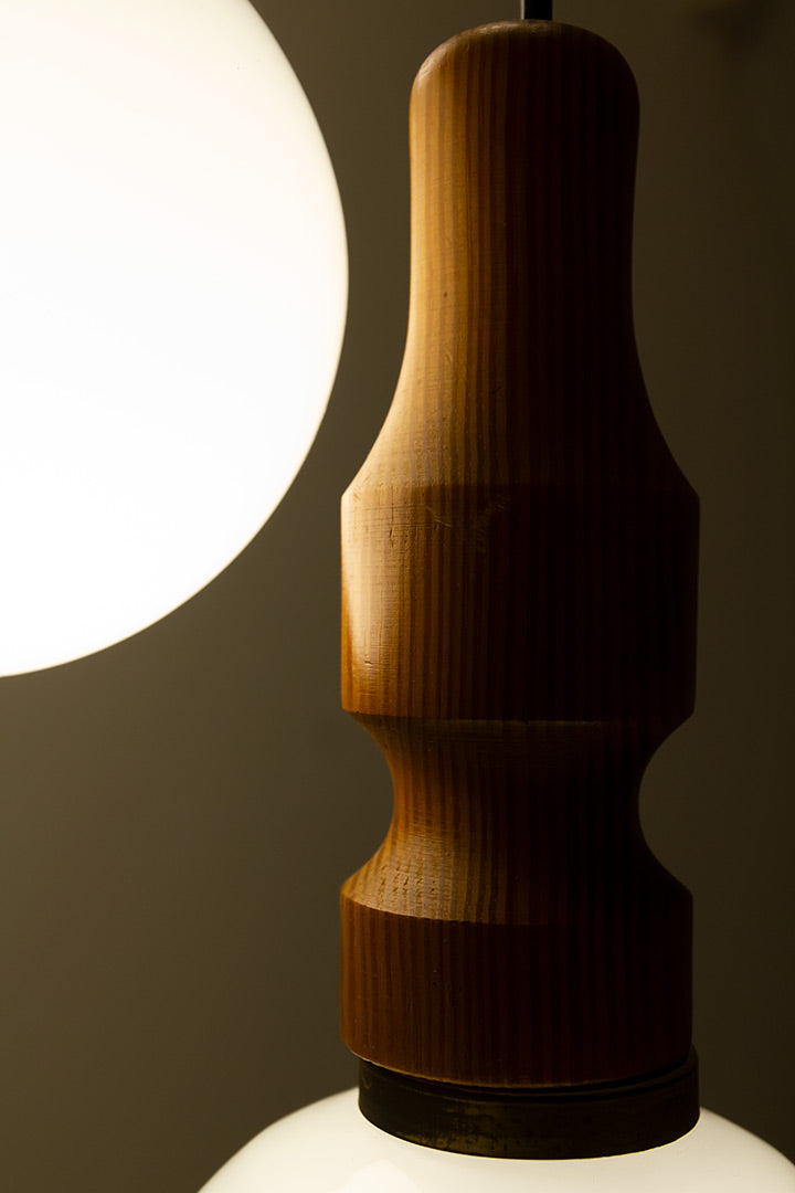 Cascade hanglamp met teakhouten fittingen en witte opaline bollen jaren 70