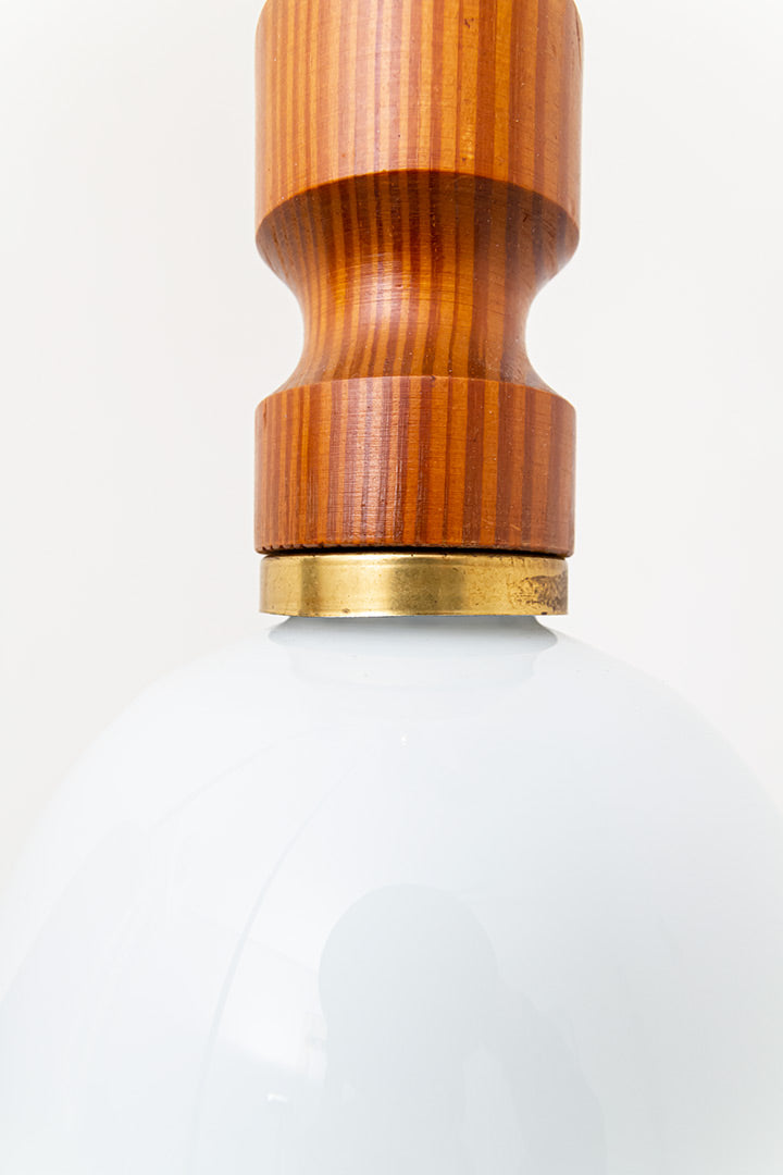 Cascade hanglamp met teakhouten fittingen en witte opaline bollen jaren 70
