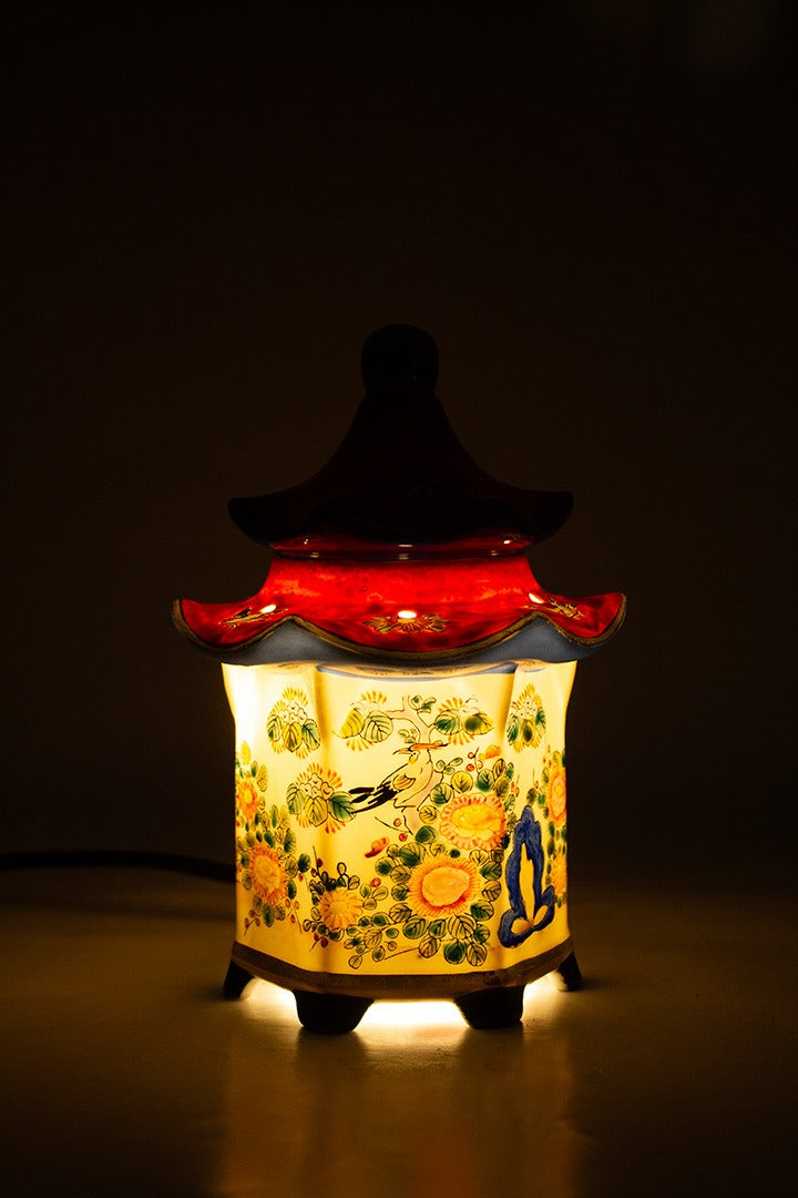 Chinese vintage porseleinen parfumlamp pagode met vergulde punt