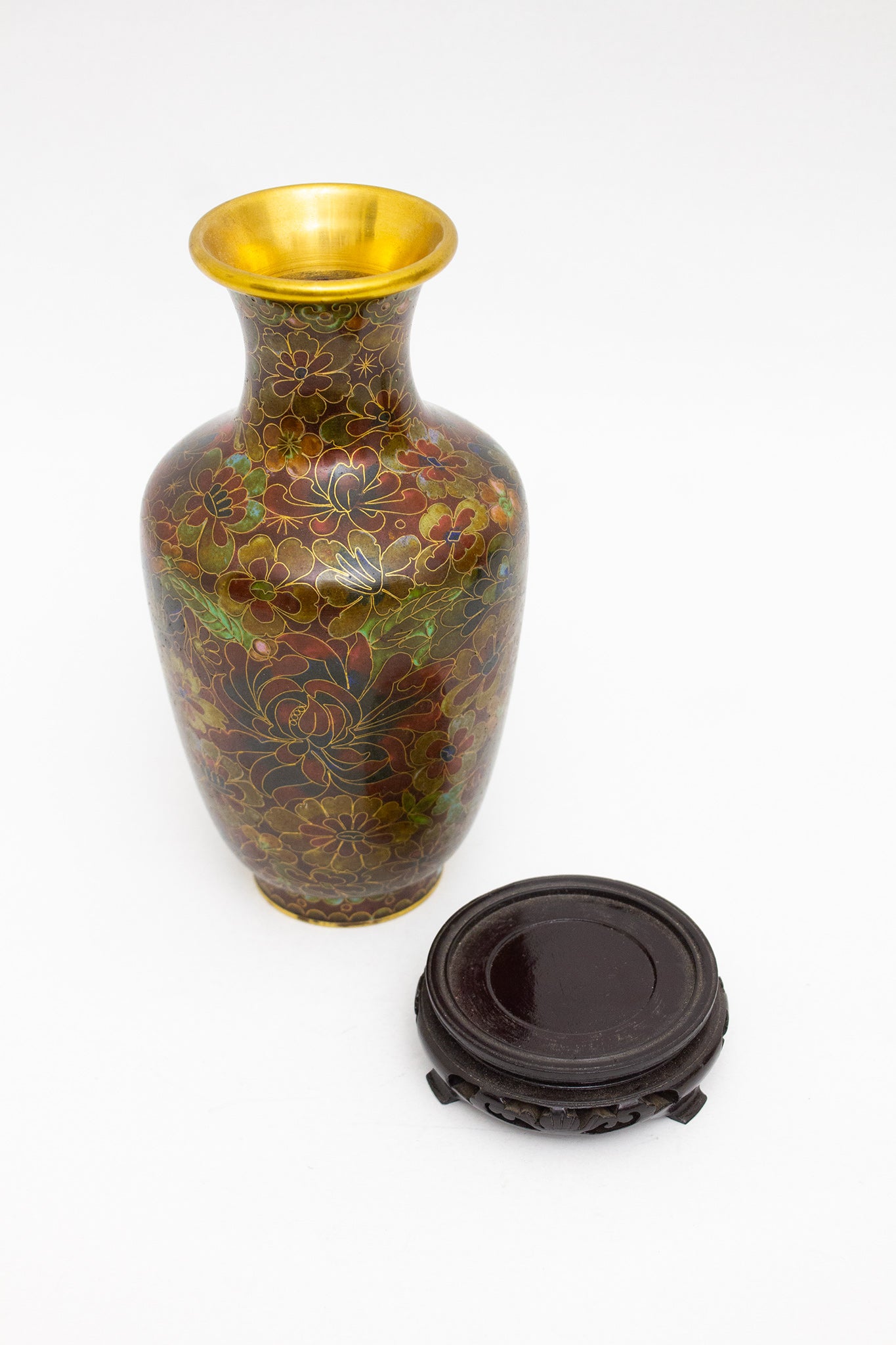 70’s gebloemde cloissoné vaas op houten standaard