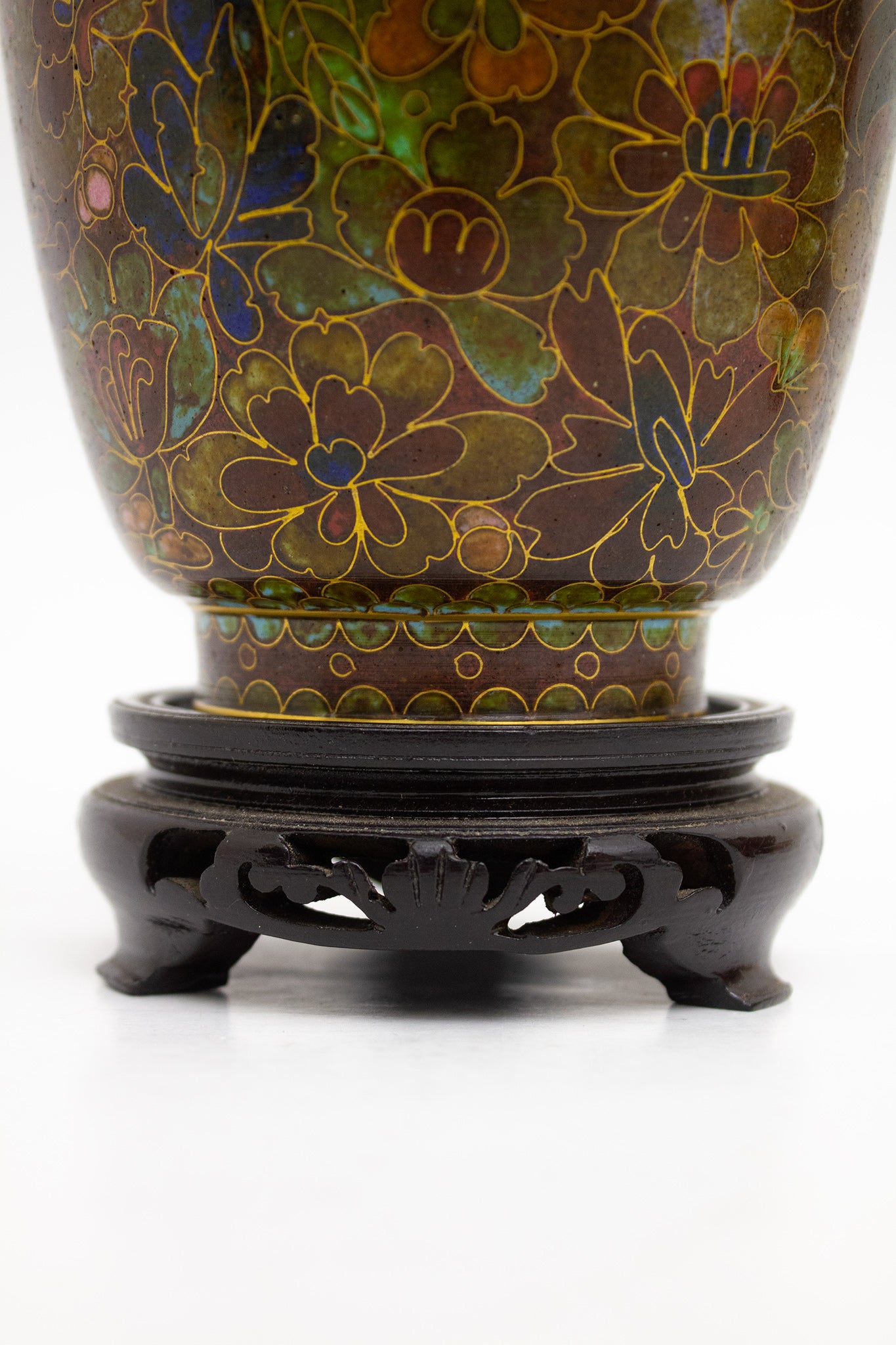 70’s gebloemde cloissoné vaas op houten standaard