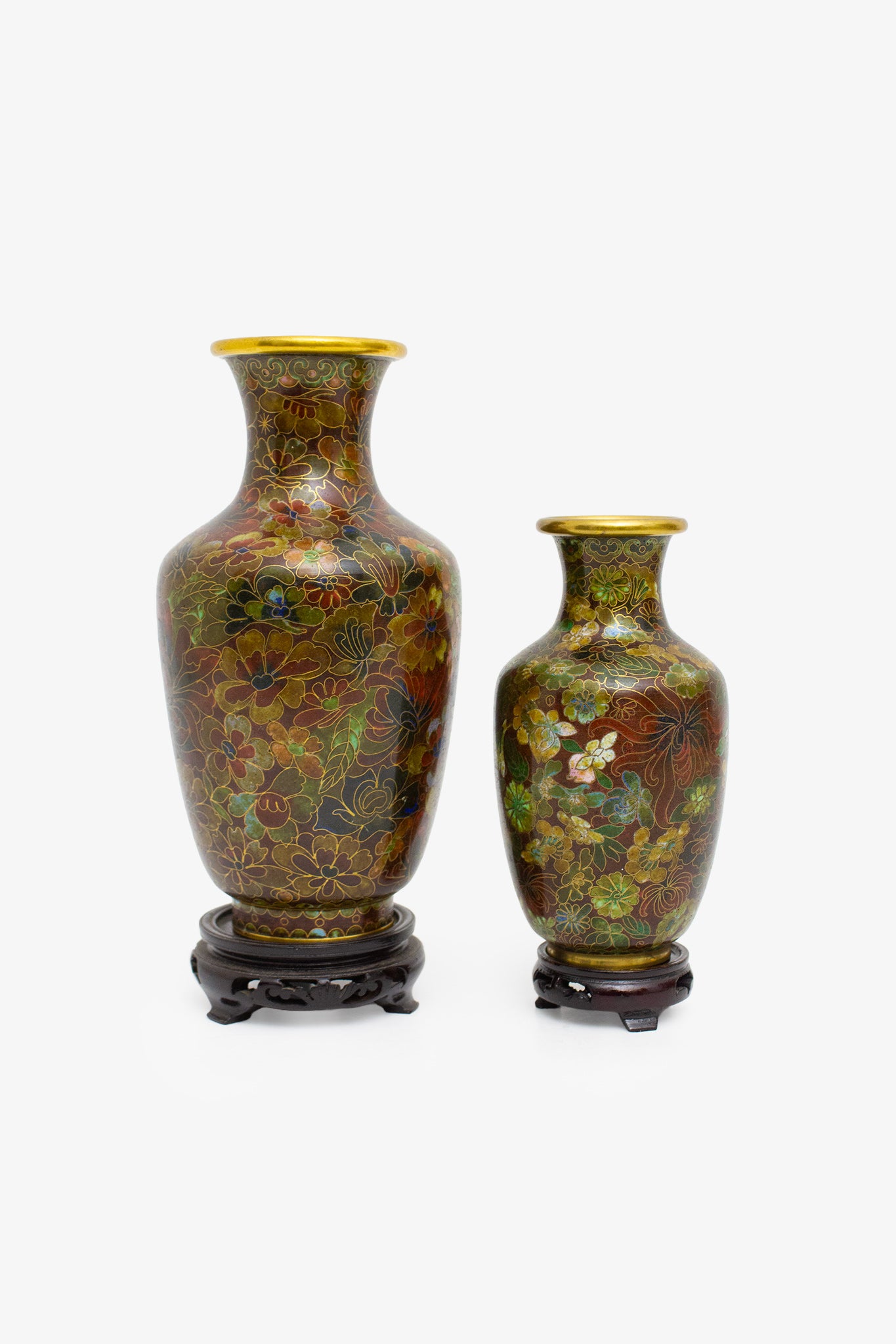 70’s gebloemde cloissoné vaas op houten standaard